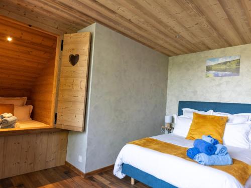 ein Schlafzimmer mit einem Bett mit blauen Handtüchern darauf in der Unterkunft Chambre Gentiane - 2 Lits Doubles & Sauna, Idéale Famille - FR-1-589-747 in Sapois