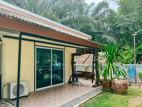 Zahrada ubytování Baan Panmala Guesthouse - Ao Luek, Krabi