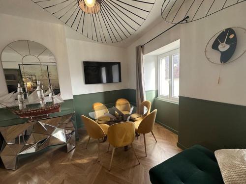 TV a/nebo společenská místnost v ubytování maison LE 3 haut de gamme centre historique