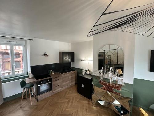 Cette chambre dispose d'une cuisine avec un comptoir et une table. dans l'établissement maison LE 3 haut de gamme centre historique, à Quimperlé