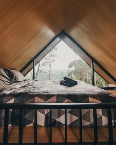 Кровать или кровати в номере Cottonwood Cabin Villa B Triniti Lembang