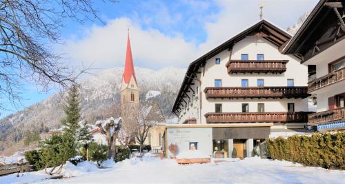 カンポ・ディ・トレンスにあるHistoric Guesthouse BIRCHER B&B Apartments near Sterzingの雪の中の教会