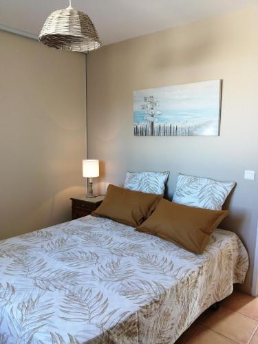 - une chambre avec un lit dans un dortoir doté d'une lampe dans l'établissement GITE CHEZ JULES ET ODETTE, à Comigne