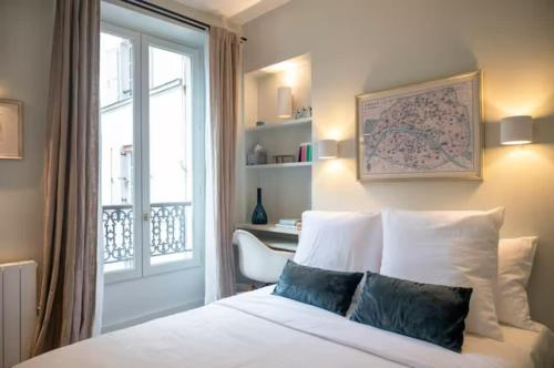 - une chambre avec un lit, une fenêtre et une chaise dans l'établissement Villa Montparnasse - 15th arr, à Paris