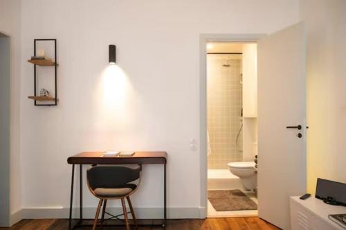 La salle de bains est pourvue d'un bureau et de toilettes. dans l'établissement Villa Montparnasse - 15th arr, à Paris