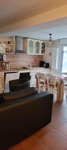 une cuisine avec une table et quelques chaises dans l'établissement Au cœur de Pornic, à Pornic