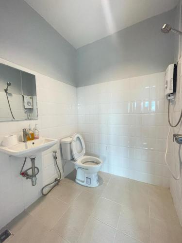 a bathroom with a toilet and a sink at Lamoon Trang in Ban Phlu Phli