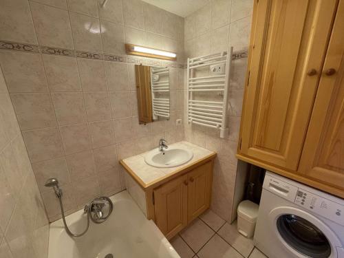 une salle de bain avec un lavabo et une machine à laver dans l'établissement Appartement 3 pièces, Les Saisies, ski-in, 9 pers, balcon sud - FR-1-810-18, aux Saisies