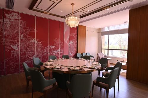 a conference room with a table and chairs at Wingate by Wyndham Libo Center in Libo