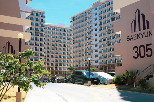 vistas a un gran edificio de apartamentos con aparcamiento en Saekyung Condo with Balcony and Pool Near Mactan Airport, en Lapu Lapu City