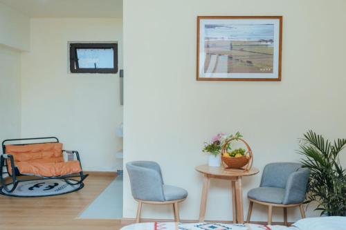 a living room with two chairs and a table at 云硕客栈 in Shangri-La
