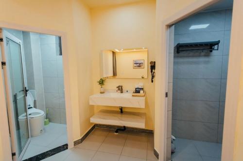a bathroom with a sink and a shower at 云硕客栈 in Shangri-La