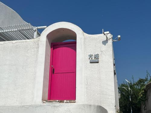 a pink door on the side of a building at 北京怀柔方糖民宿 in Sanduhe