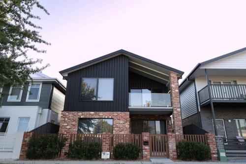 a house with a black and red brick at Stylish Stay 4BR Central Wagga in Wagga Wagga