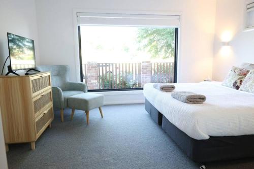 Postel nebo postele na pokoji v ubytování Stylish Stay 4BR Central Wagga