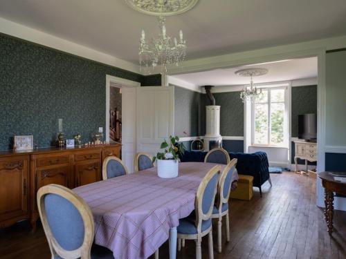 une salle à manger avec une table et des chaises dans l'établissement Chambre Gentiane - 2 Lits Doubles & Sauna, Idéale Famille - FR-1-589-747, à Sapois