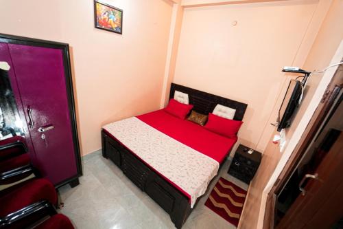 Ένα ή περισσότερα κρεβάτια σε δωμάτιο στο Krishna Kunj Homestay & Resort Ayodhya