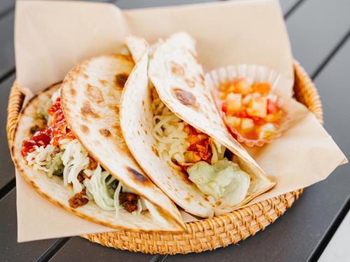 Dos tacos en una canasta sobre una mesa en TOMORROW-COAST, en Kitakyushu