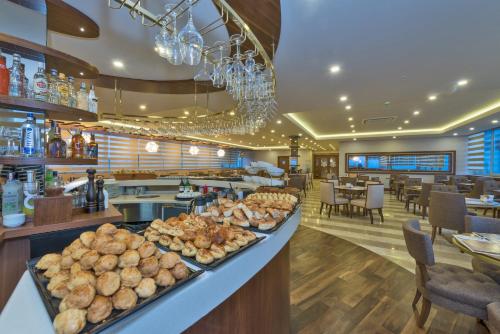un panificio con un bancone con tanto pane di Bekdas Hotel Deluxe & Spa a Istanbul