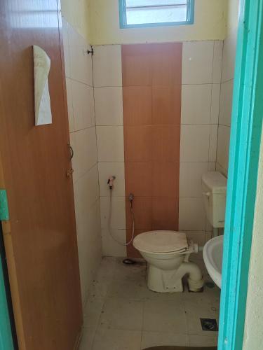 a bathroom with a toilet and a sink at Ada D'Stay in Kota Bharu