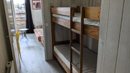 quelques lits superposés dans une chambre dans l'établissement Résidence Rond-point-pistes Ii - Maxi studio 5 pers.au rond point des pistes 65B avec WIFI MAE-7074, à Orcières
