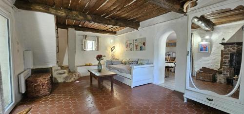 un salon avec un canapé et une table dans l'établissement Gîte Superbe Bastidon Provençal isolé au cœur des vignes Bio, à Cuers