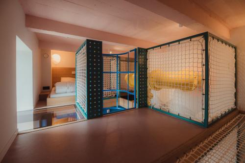 Llit o llits en una habitació de Kindadom - Maison pour vacances insolites et inoubliables en Belgique