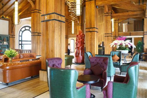 a lobby of a hotel with chairs and a table at Venus Hotel Tam Đảo in Tam Ðảo
