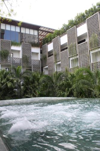 Bazén v ubytování Baitong Hotel & Resort Phnom Penh nebo v jeho okolí