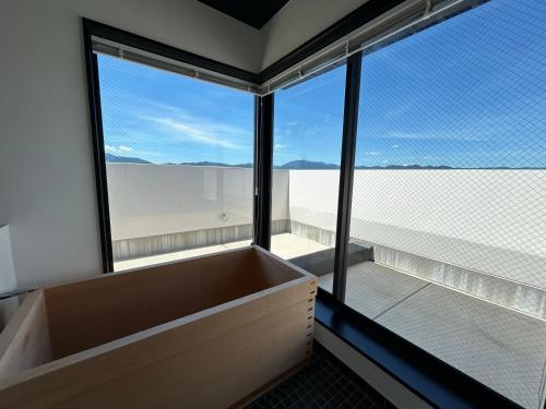 a large bath tub in a room with windows at 大日寺の宿 京都吉祥院 in Kyoto