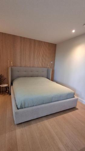 a bedroom with a large bed in a room at Privé studio in groene omgeving van Brugge fietsen & parkeerplaats inbegrepen in Bruges