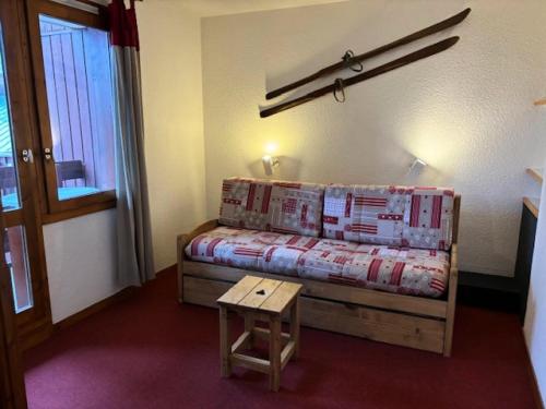 une petite chambre avec un lit et une table dans l'établissement Résidence Les Avrieres Haut - Studio divisible à deux pas du centre MAE-9244, à Aime La Plagne