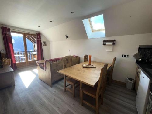 un salon avec une table et un canapé dans l'établissement Résidence Prince Des Ecrins - Appartement avec terrasse refait à neuf avec vue panoramique montagne MAE-5541, à Vénosc