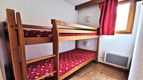 - deux lits superposés dans une petite chambre dans l'établissement Résidence Parc Aux Etoiles - GEB12 - APPARTEMENT 2 CHAMBRES ET TERRASSE MAE-7331, à Narreyroux