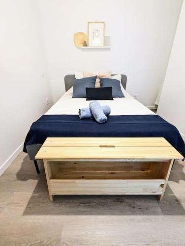 une chambre avec un lit avec une couverture bleue dans l'établissement Le Petit Marius - Lyon 8, à Lyon