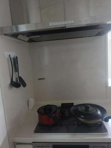 a stove top with a pot on top of it at 青辰の墅 in Osaka