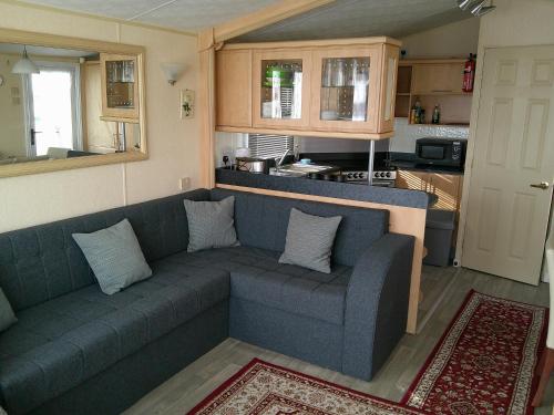 a living room with a couch and a kitchen at 8 Berth Central heated Golden Palm (Aspen GP) in Chapel Saint Leonards