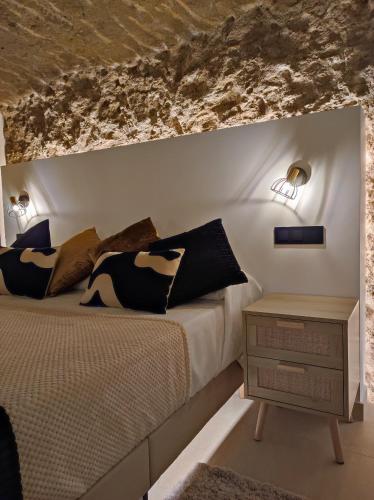 Postel nebo postele na pokoji v ubytování Casa Cueva Un Rinconcito en Setenil