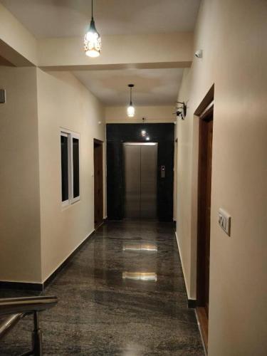 a hallway of an office building with a hallwayngthngthngthngthngthngthngth at Hotel Bulande Comforts 1 Bhk Flat Manyata Tech Park in Bengaluru
