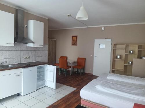 Dapur atau dapur kecil di 2-Rent Group Hostel Rooms&Apartments GKP2