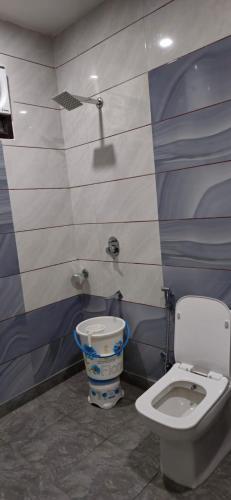 Un baño de Satya Residency