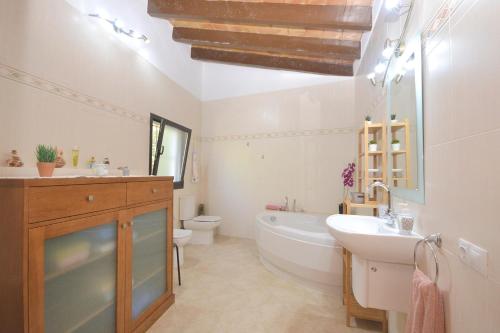 A bathroom at Villa Victori