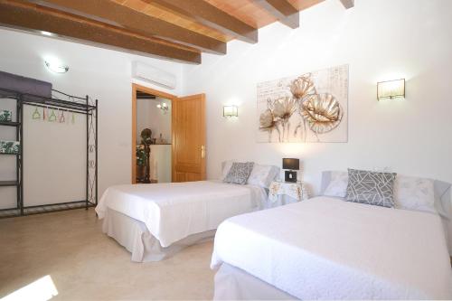 A bed or beds in a room at Villa Victori