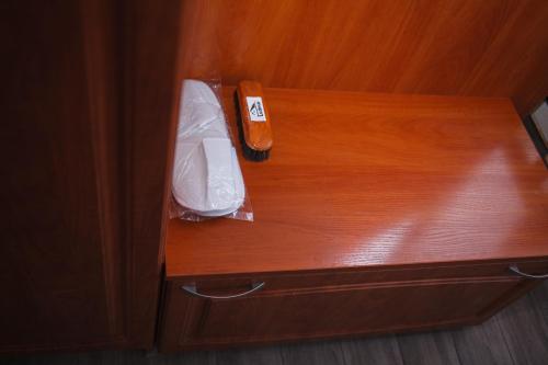 a remote control sitting on a wooden table at Hotel LUDMIR in Volodymyr-Volynsʼkyy