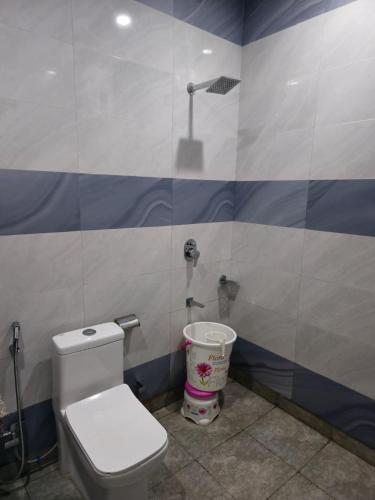 Un baño de Satya Residency