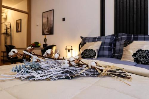 una cama con un arreglo floral encima en Charm & Cozy studio Ravnice, en Zagreb