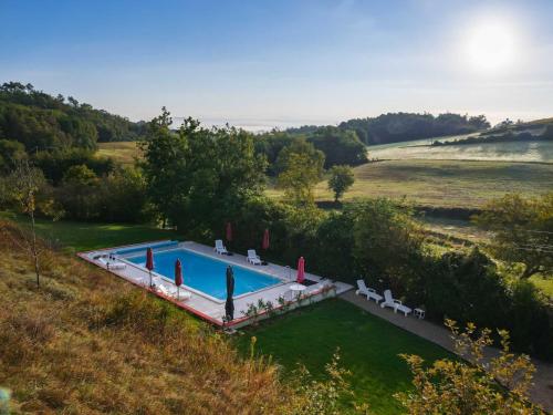 - une vue sur la piscine dans un champ dans l'établissement Villa Carcenac - Piscine - Au coeur de la nature, à Lisle-sur-Tarn