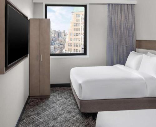 Ein Bett oder Betten in einem Zimmer der Unterkunft DoubleTree by Hilton New York Times Square South