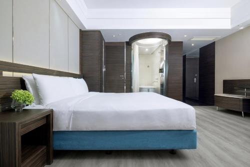 Postel nebo postele na pokoji v ubytování Nina Hotel Tsuen Wan West