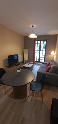 un salon avec un canapé et une table dans l'établissement Studio Prado Perrier 8e, à Marseille